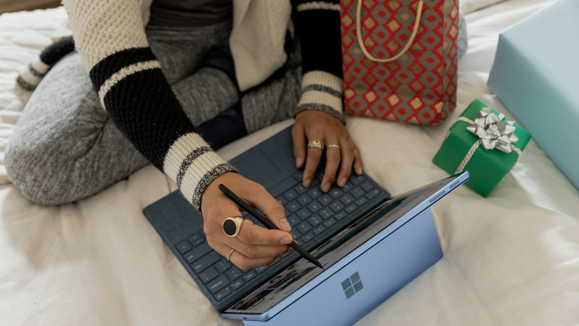 Personne utilisant un ordinateur portable pour ses achats en ligne