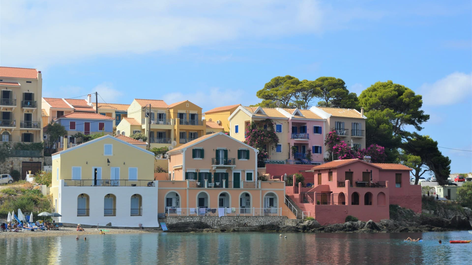 Maisons colorées au bord de l’eau à Céphalonie