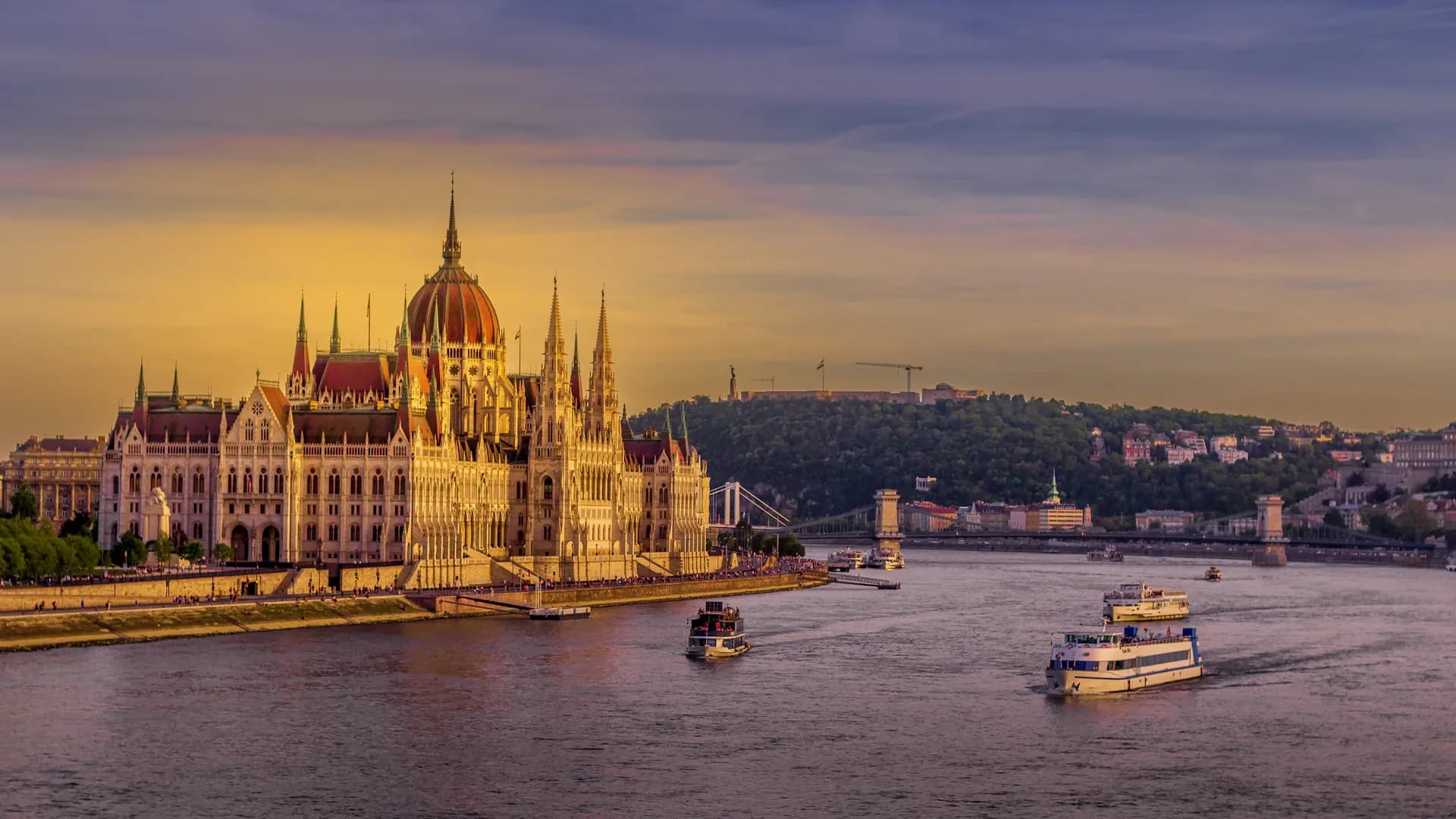 Bâtiment du Parlement sur le Danube au coucher du soleil