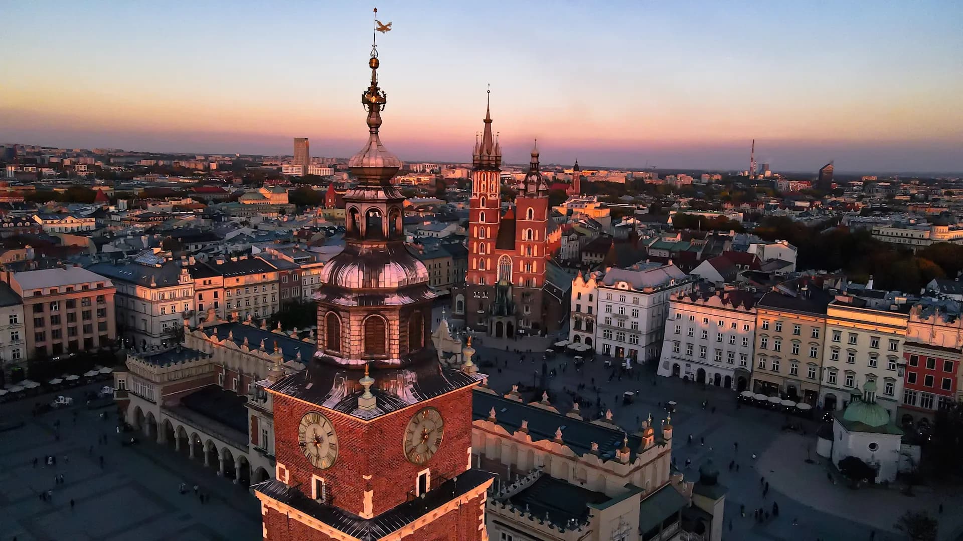 Une grande ville avec une tour de l’horloge