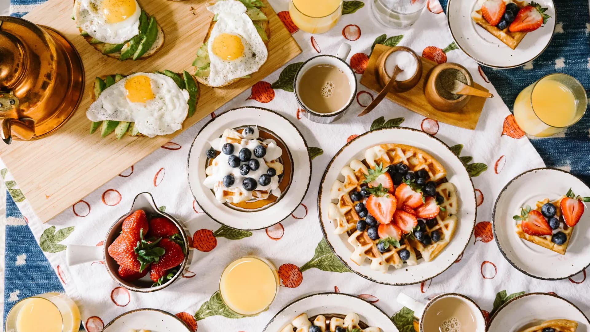 Petit-déjeuner tartiné avec gaufres, œufs et jus