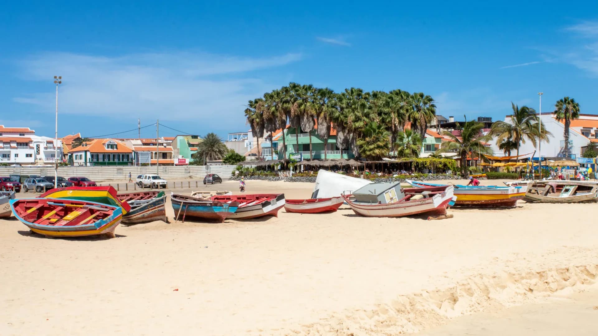 un groupe de bateaux assis au sommet d’une plage de sable