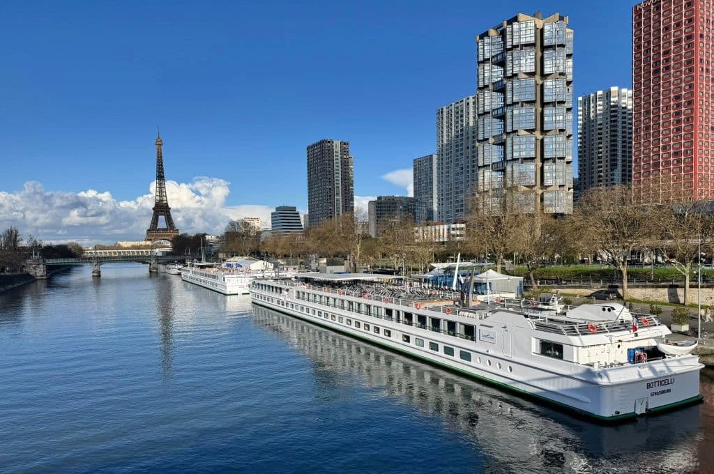 CroisiEurope positionne un bateau à roues à aubes à Paris pour ses 50 ans