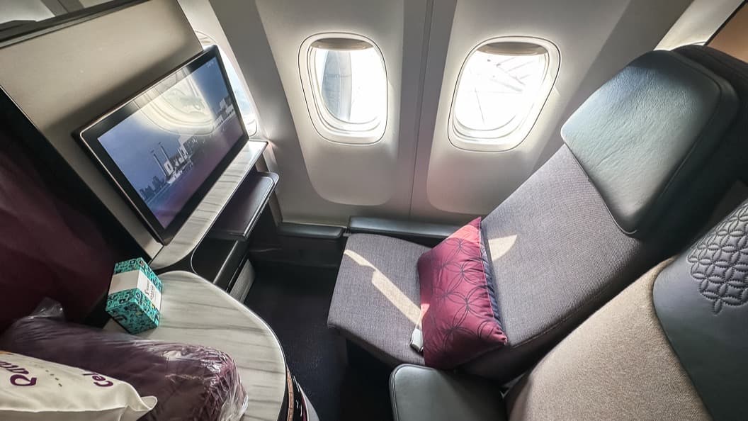 Fauteuil Business Qsuite de Qatar Airways, écran et hublots, photographiés par Milesopedia