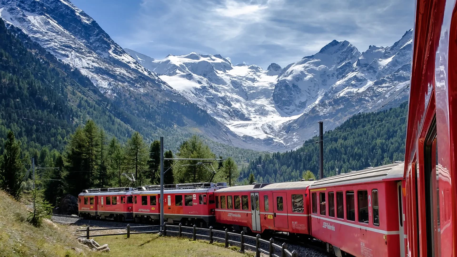 Train rouge de la Bernina dans la courbe de Montebello, face aux montagnes et au glacier de Morteratsch