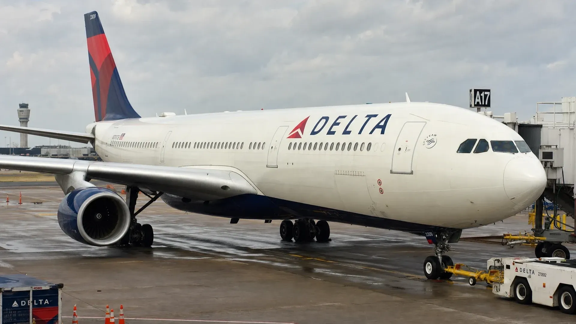 Airbus A330 de Delta Air Lines stationné à une porte d'embarquement