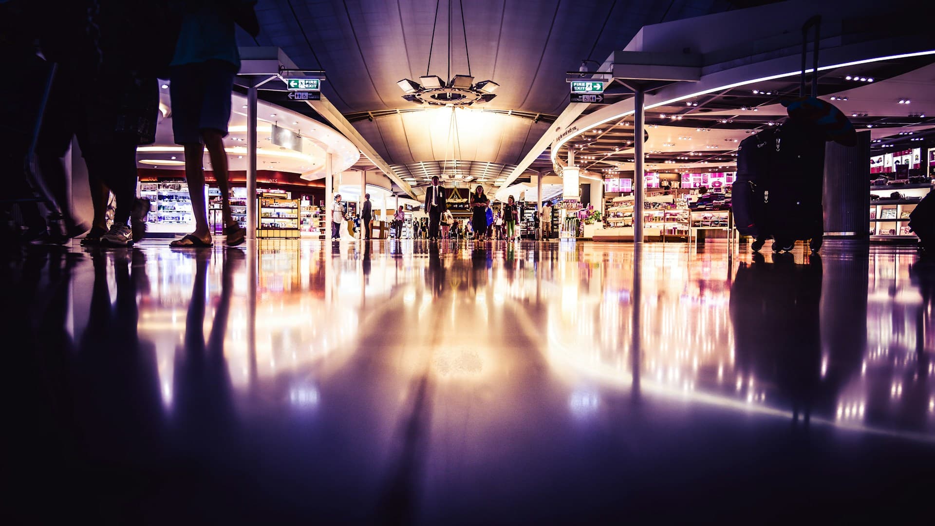 Voyageurs dans une galerie de boutiques de l’aéroport de Taoyuan