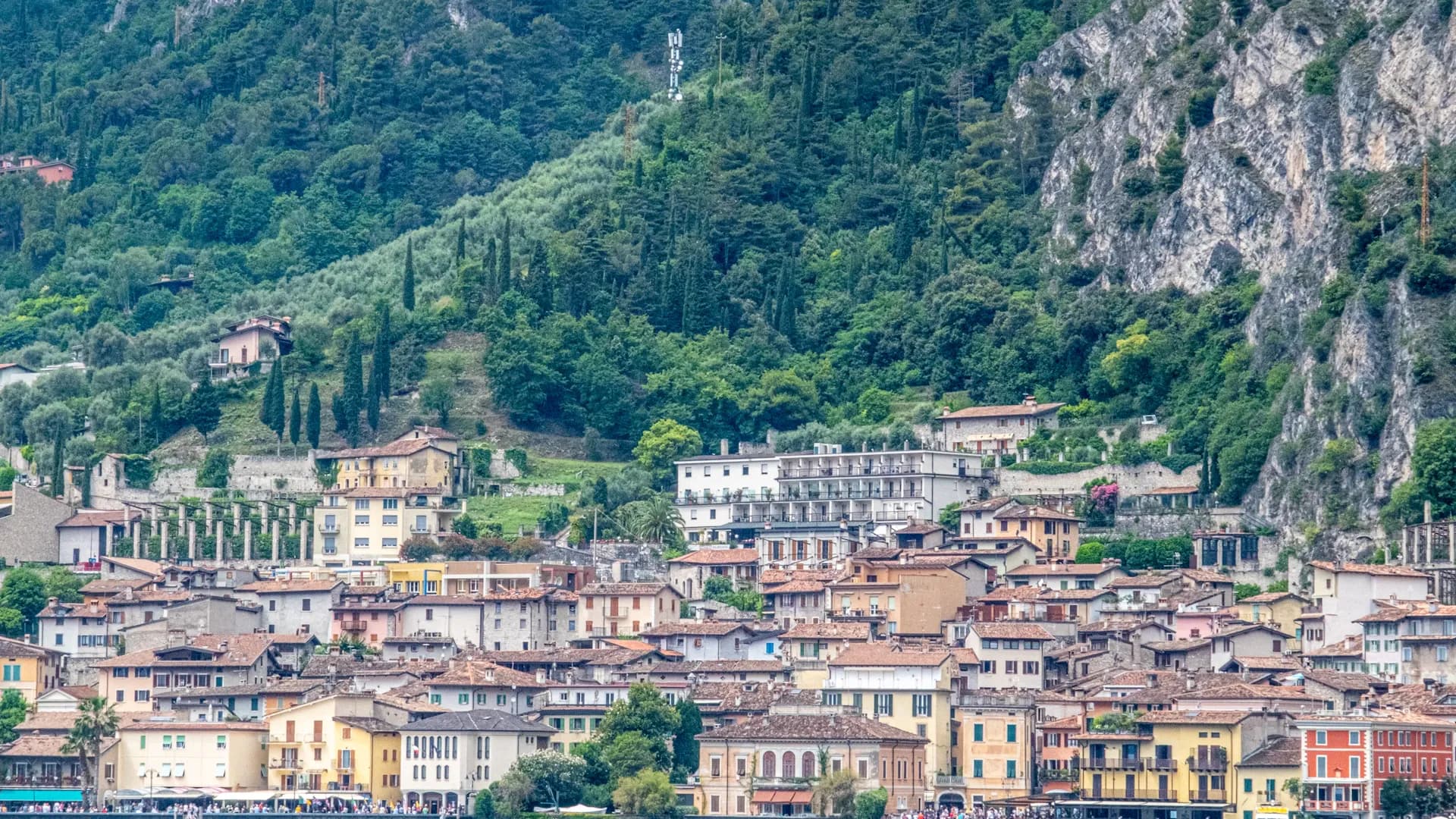 Limone sul Garda entre le lac et les montagnes verdoyantes
