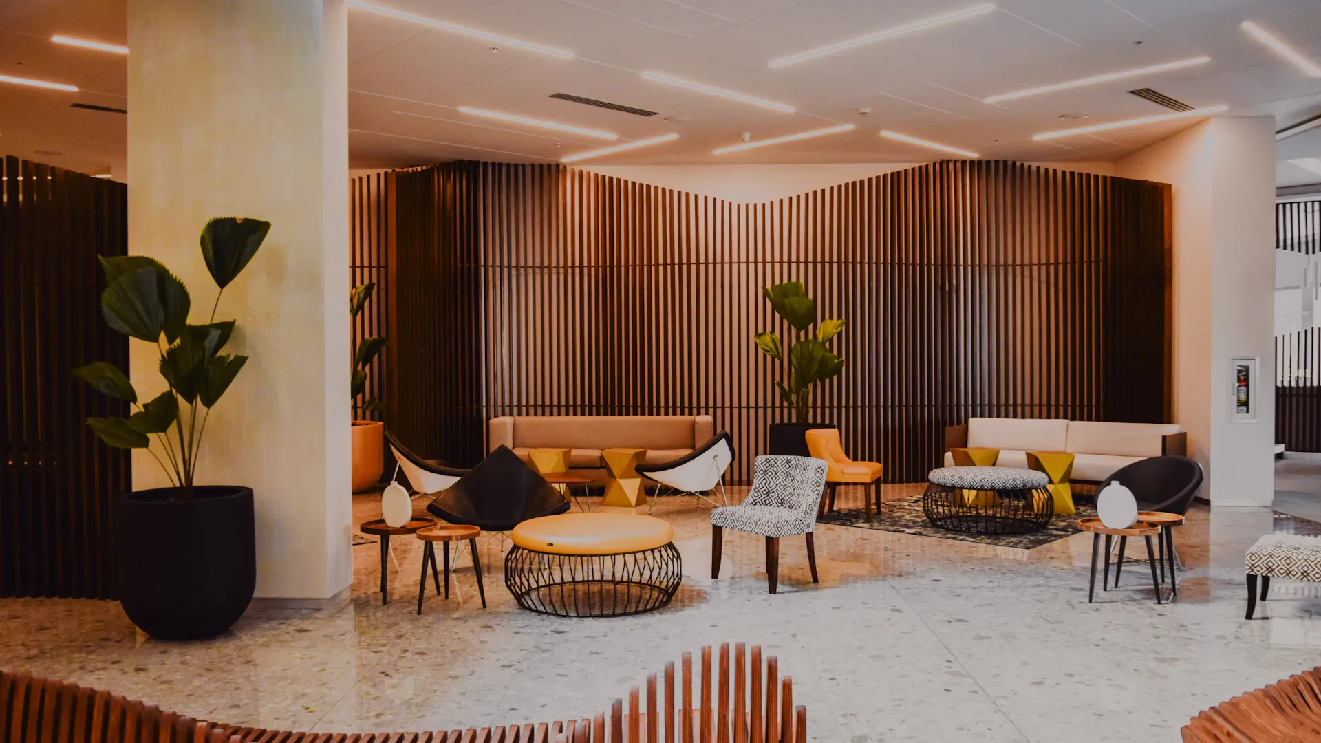 Hall d’hôtel moderne avec mobilier designer et murs en bois