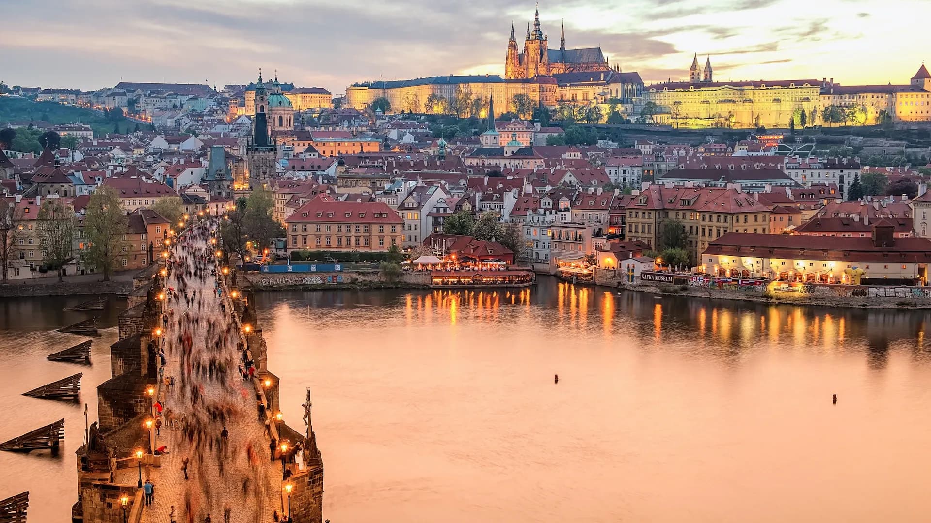 Le pont Charles et le château de Prague illuminés pendant l’heure dorée à Prague, en Tchéquie