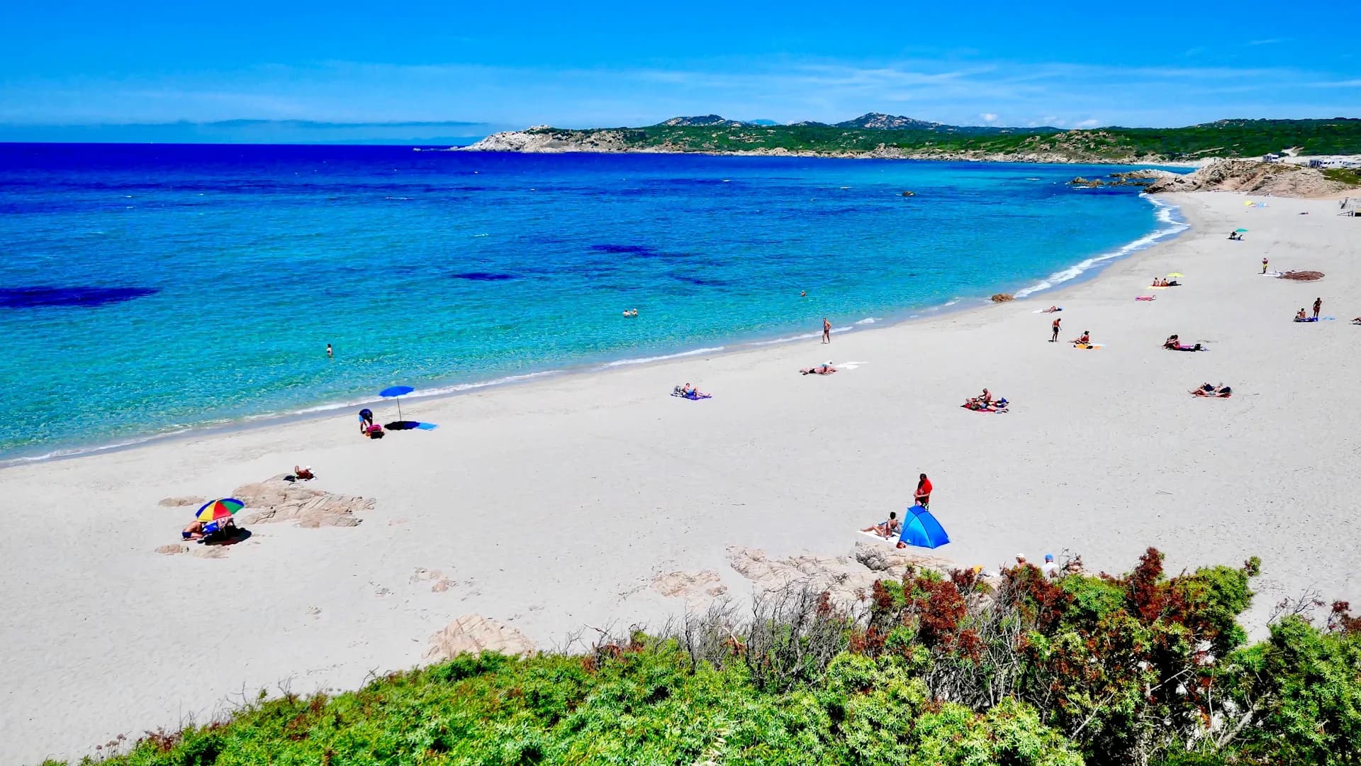 Plage de Rena Majori et mer turquoise dans le nord de la Sardaigne