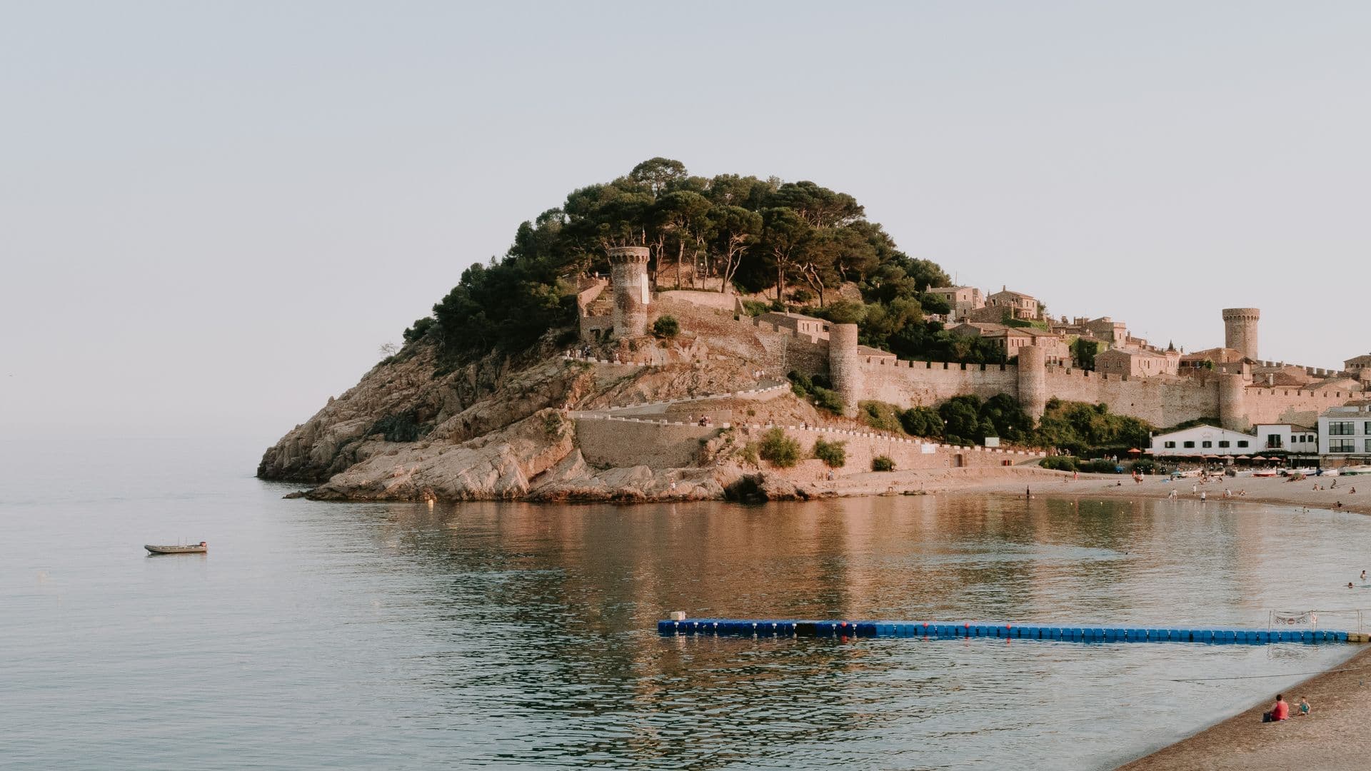 Les remparts de la Vila Vella de Tossa de Mar au bord de la Méditerranée