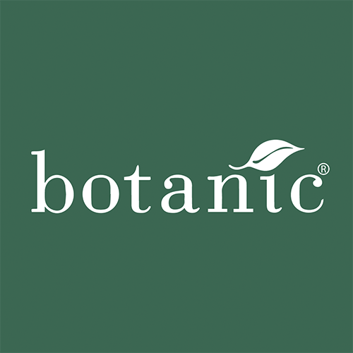 Logo blanc Botanic avec une feuille intégrée dans la lettre, sur fond vert uni.
