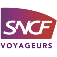 Logo carré dégradé violet et rouge avec le mot SNCF en blanc et VOYAGEURS dessous en violet.