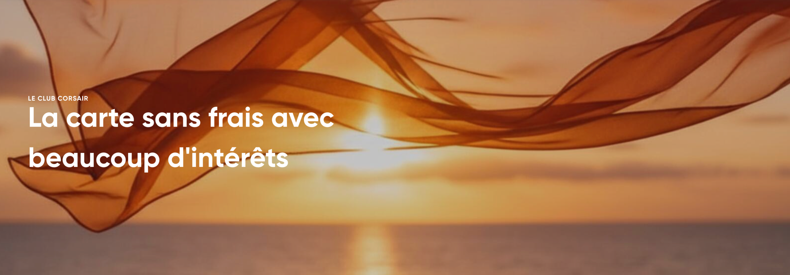Voile orangé flottant au coucher du soleil au-dessus de la mer avec texte promotionnel du Club Corsair