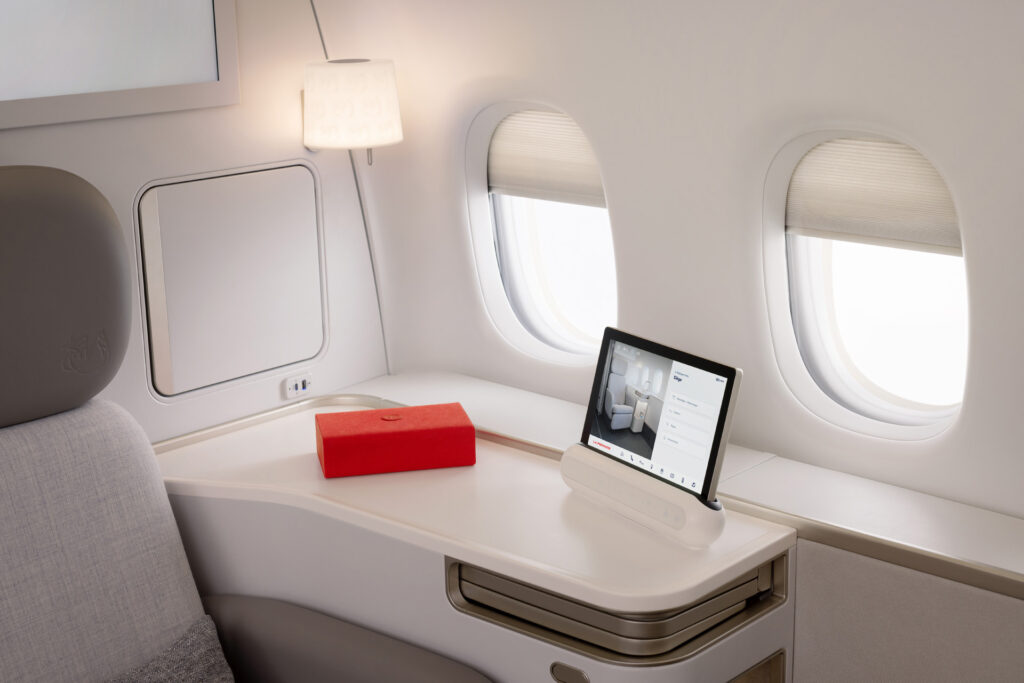 Siège La Première d'Air France avec tablette de commande et coffret rouge sur la tablette.