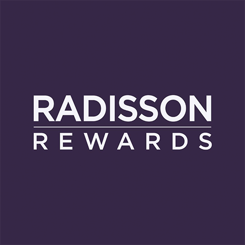 Logo officiel du programme de fidélité hôtelier Radisson Rewards sur fond violet uni.