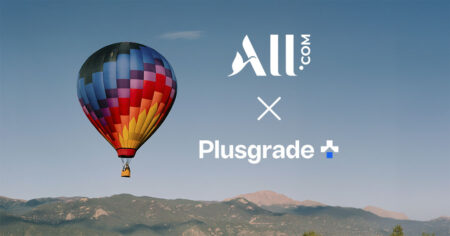 ALL Accor et Plusgrade - Montgolfière colorée planant dans le ciel