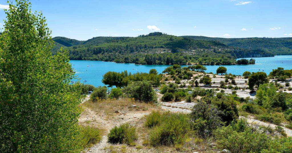 Le lac d'Esparron dans le Parc naturel régional du Verdon