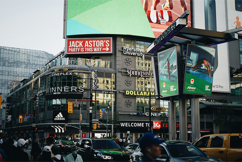 Visiter Yonge-Dundas-Square à Toronto