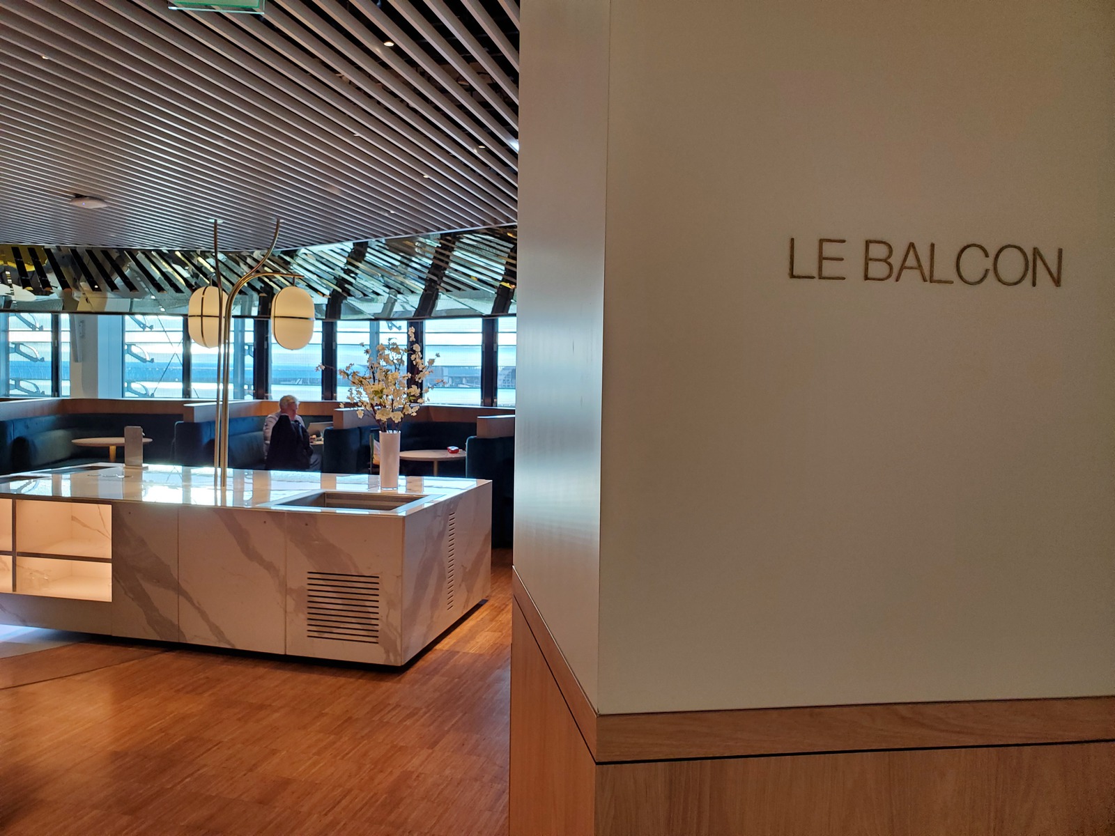 Le Balcon, espace bar et restaurant du salon Air France CDG avec velours et accents en laiton