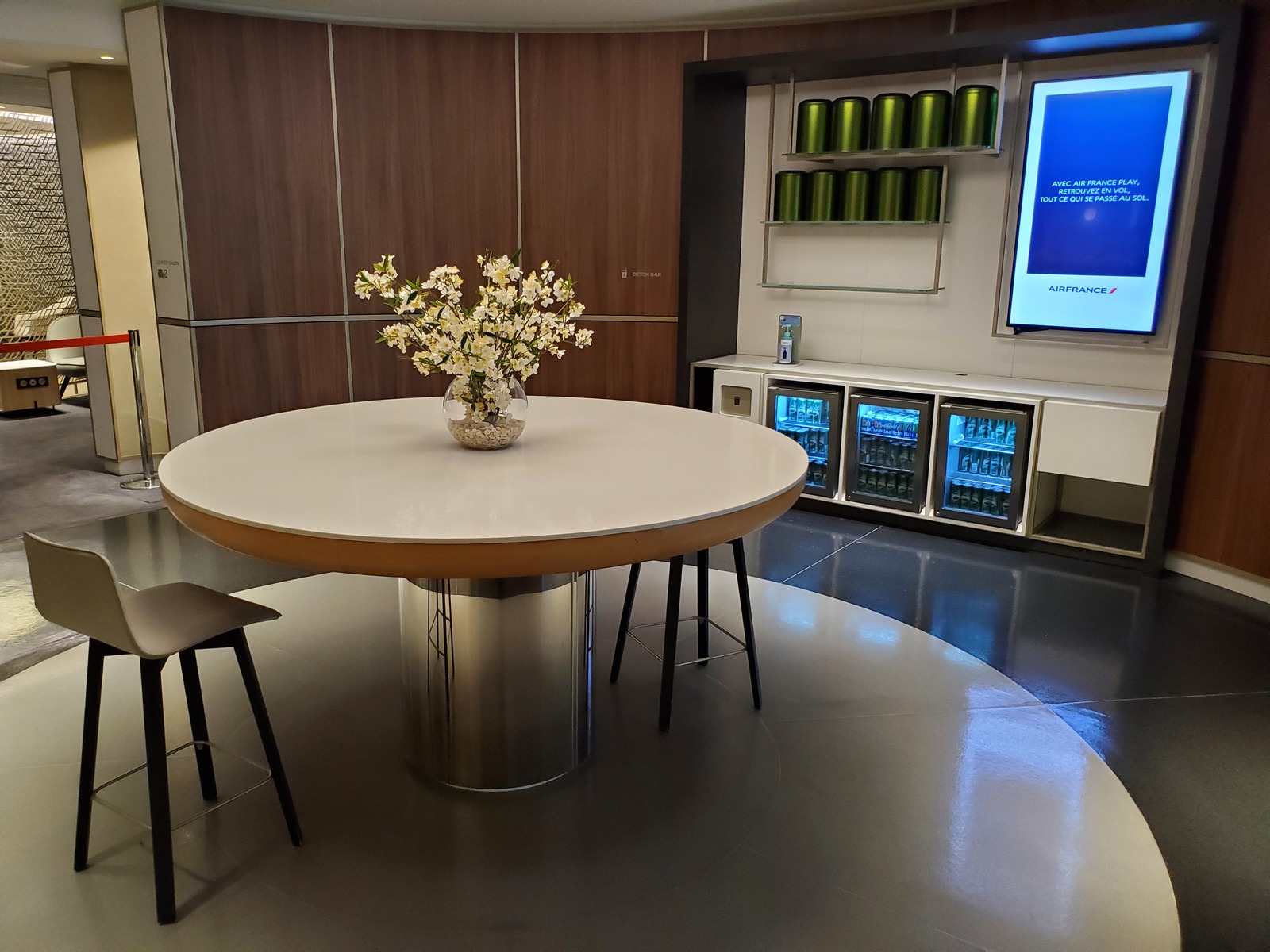 Le Detox Bar avec bière Heineken et eau Perrier dans le couloir du salon Air France CDG