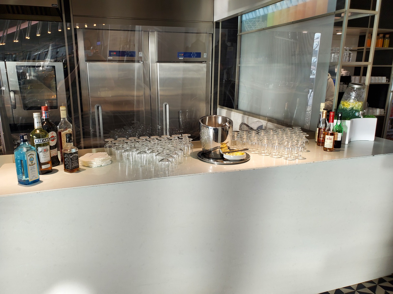 Sélection de vins, champagne et spiritueux au bar du salon Air France CDG