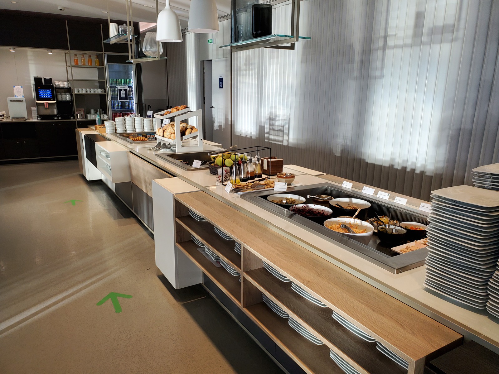 Buffet avec fromages, charcuterie et plats chauds au salon Air France CDG T2E Hall L