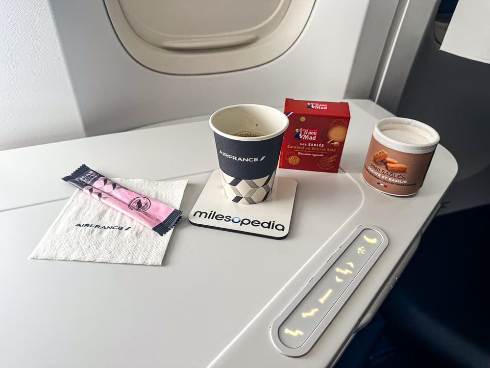 Service à bord de la Classe Business Air France CDG-NCE