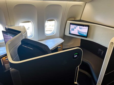 Siège individuel de la nouvelle cabine Business Air France avec écran, hublots et espace de travail élégant.