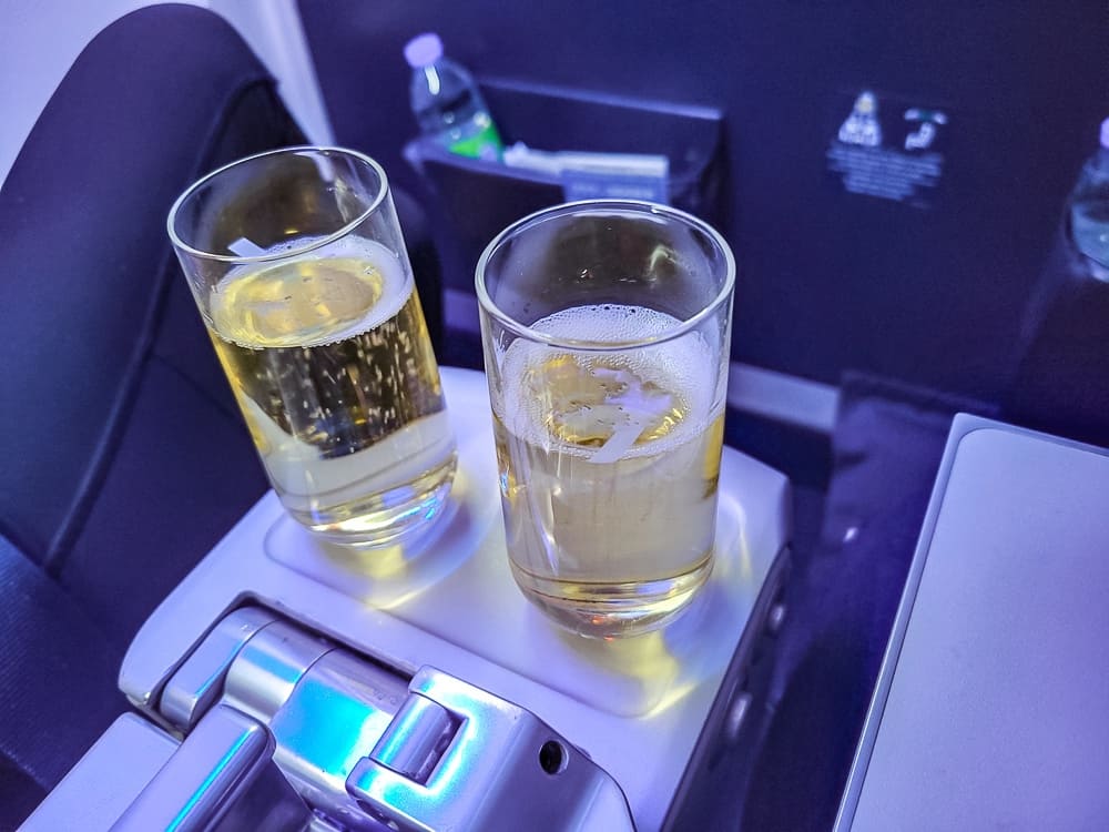 Verre de champagne servi en cabine Premium Economy Air France
