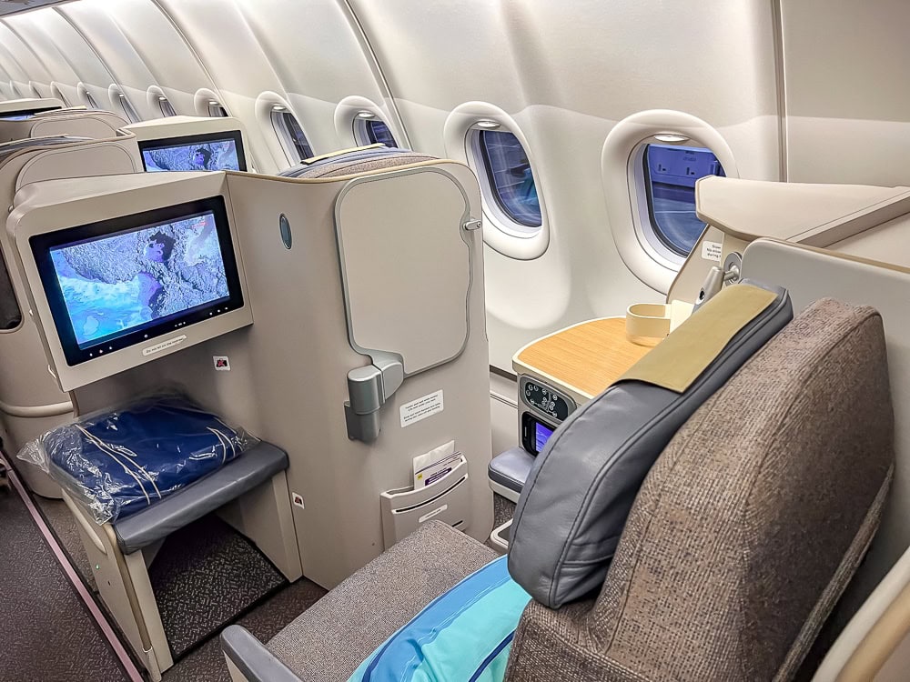 Siège de la classe Affaires d'Air Mauritius à bord d'un Airbus A330 avec écran et hublots.