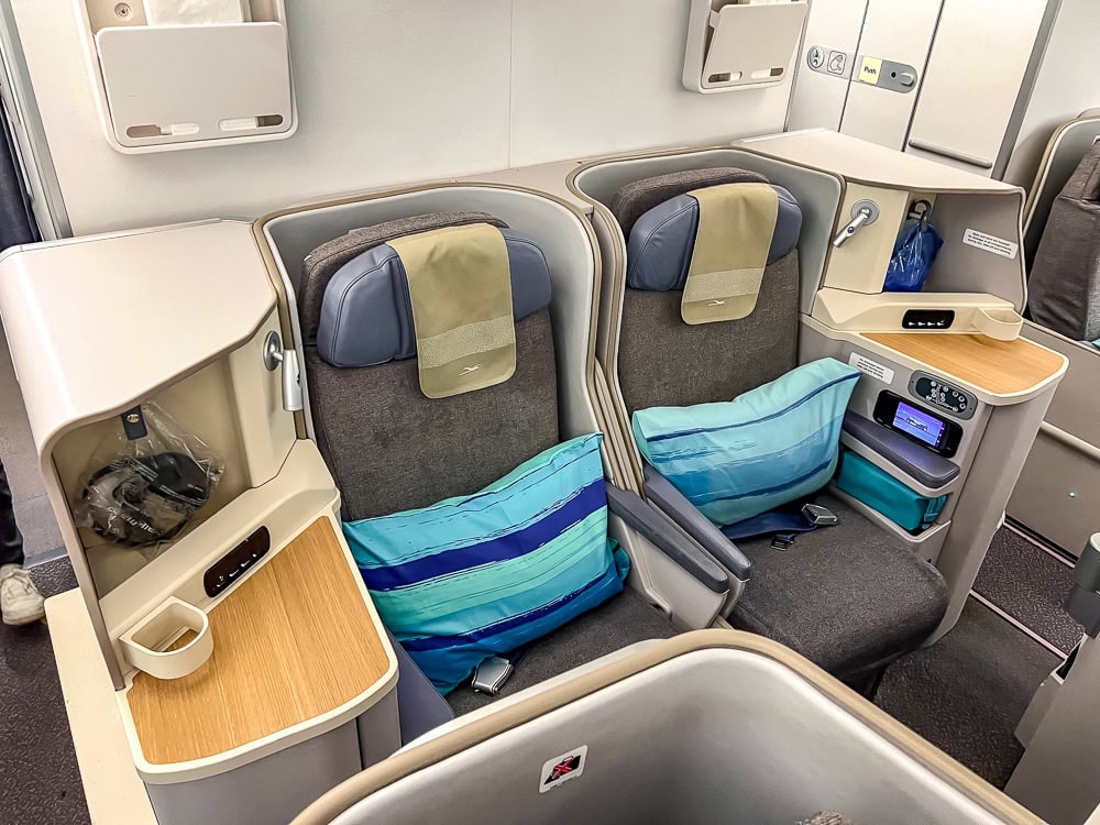 Sièges de la classe Affaires d'Air Mauritius à bord d'un Airbus A330 avec oreillers turquoise.