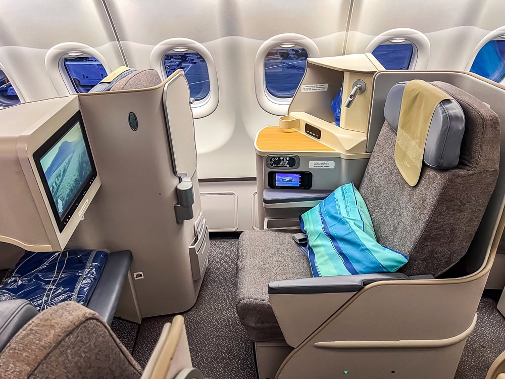 Siège de la classe affaires Air Mauritius à bord d'un Airbus A330 avec oreiller et écran individuel.