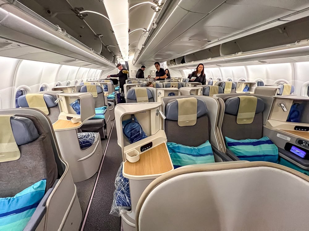 Cabine de classe affaires d'un Airbus A330 d'Air Mauritius avec sièges en configuration 1-2-1.
