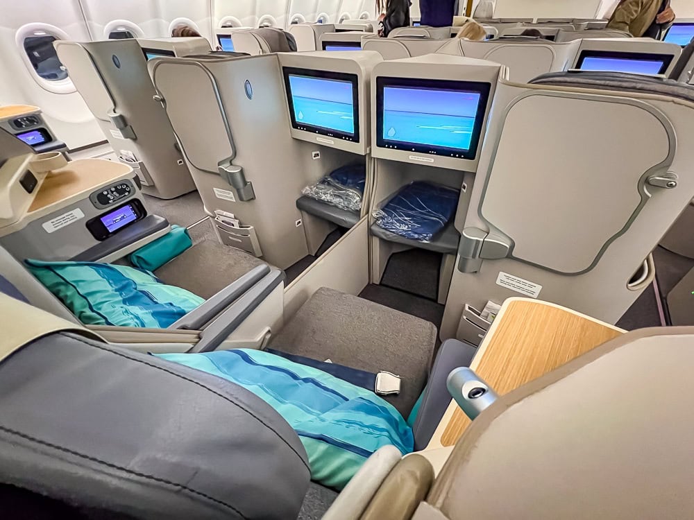 Sièges inclinables de la classe Affaires d'Air Mauritius à bord d'un Airbus A330 au sol.