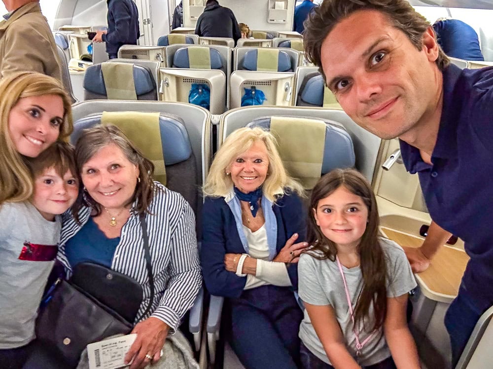 Famille assise en classe Affaires à bord d'un Airbus A330 d'Air Mauritius avant le décollage.