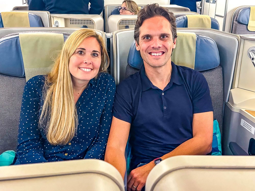 Deux passagers assis côte à côte en classe affaires à bord d'un Airbus Air Mauritius.