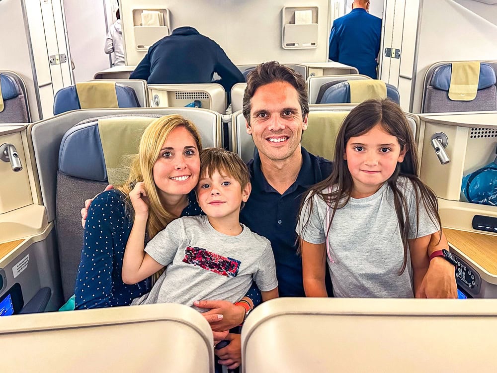 Famille assise ensemble en cabine affaires Air Mauritius, souriante avant un vol long-courrier.