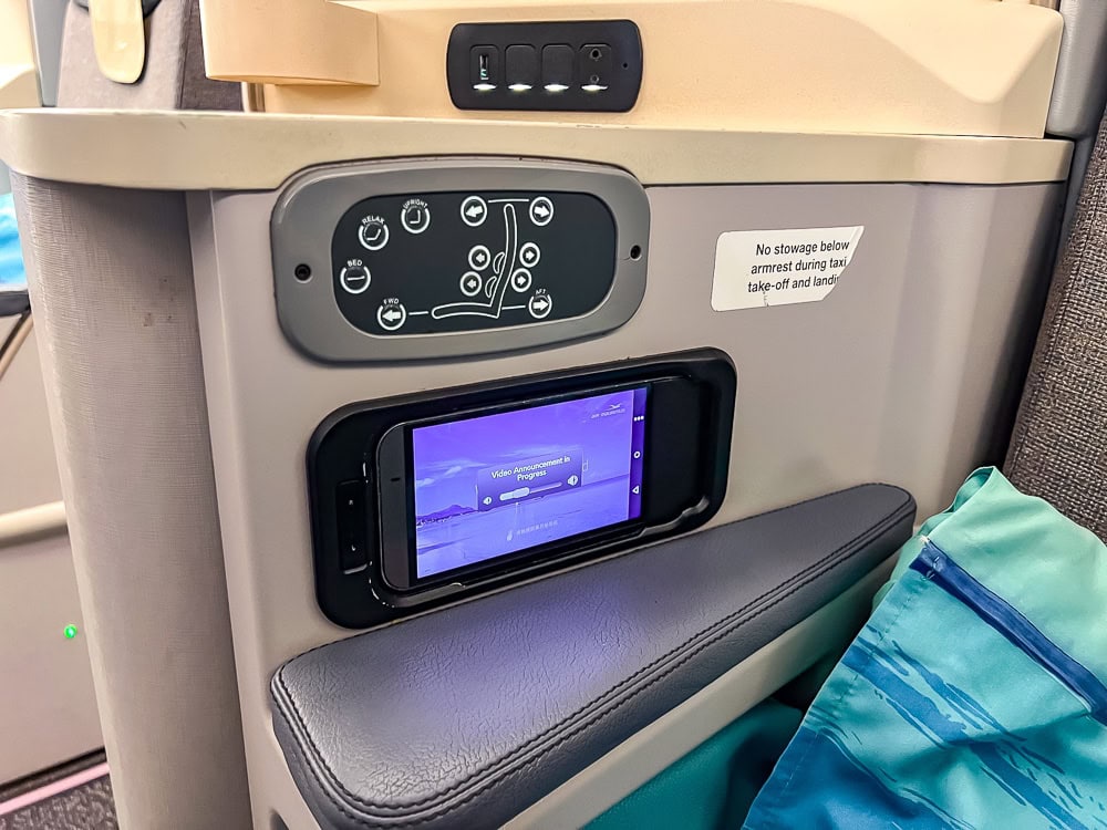Commandes de siège et écran tactile en classe Affaires sur un Airbus A330 d'Air Mauritius.