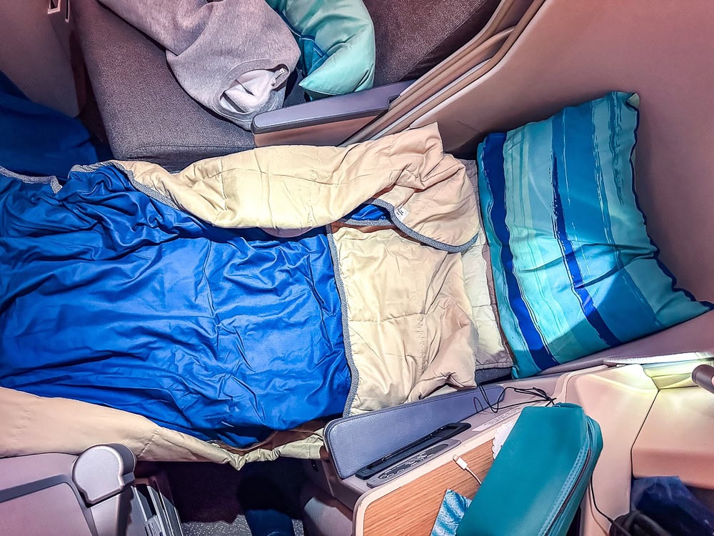Siège-lit en classe affaires Air Mauritius sur Airbus A330 avec oreiller et couverture.