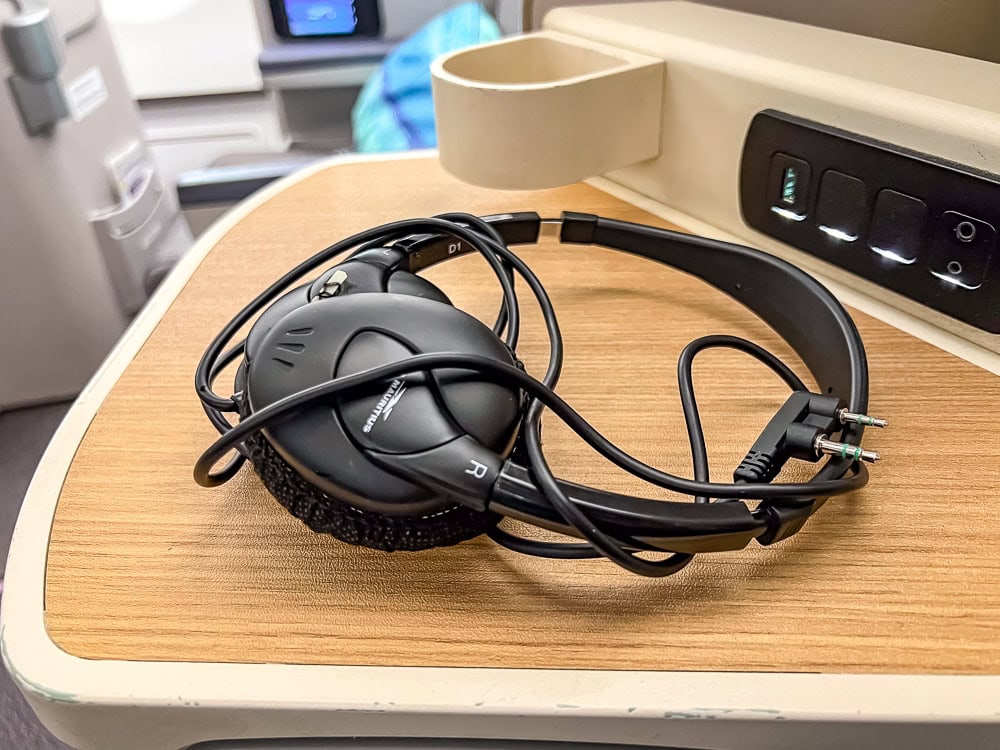 Casque audio Air Mauritius posé sur la tablette en cabine affaires de l'Airbus A330neo.