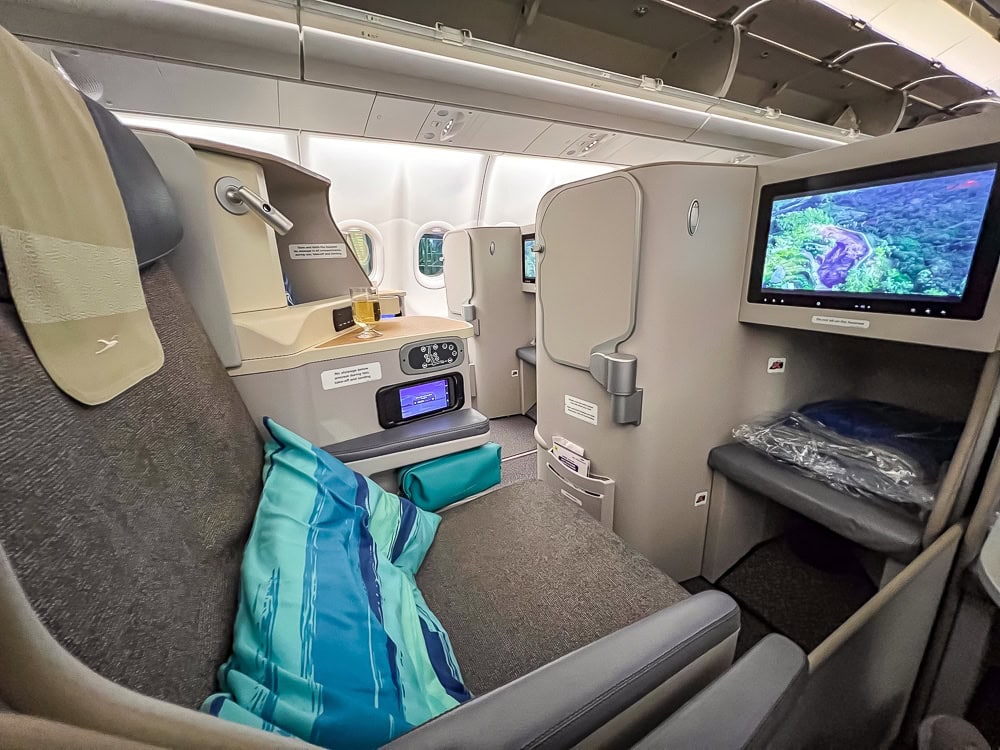 Siège de classe Affaires Air Mauritius dans un Airbus A330neo avec écran et oreiller turquoise.