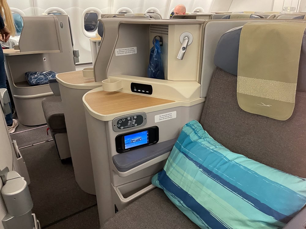 Siège de la classe affaires d'Air Mauritius à bord d'un Airbus A330neo, avec oreiller turquoise.