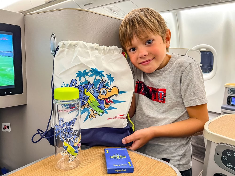 Enfant dans la cabine Affaires d'un Airbus A330neo Air Mauritius avec trousse pour enfants.