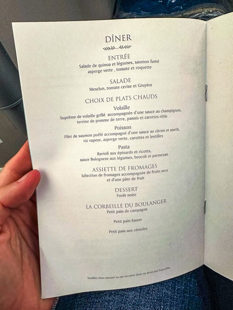 Menu du service du dîner à bord d'un Airbus A330neo d'Air Mauritius en classe économique.