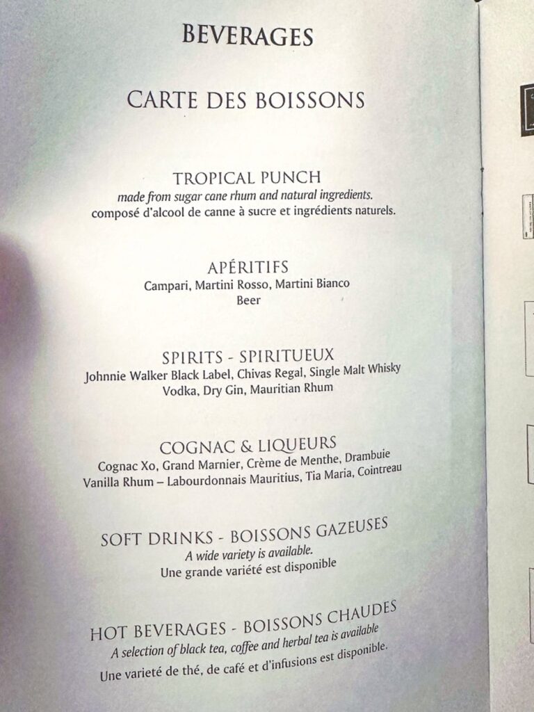 Carte des boissons Air Mauritius affichant les alcools, apéritifs et boissons chaudes proposés à bord.