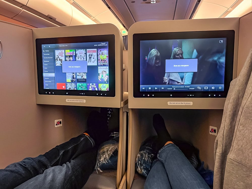 Cabine Affaires d'un Airbus A330neo Air Mauritius avec écrans de divertissement et espace pour les jambes.