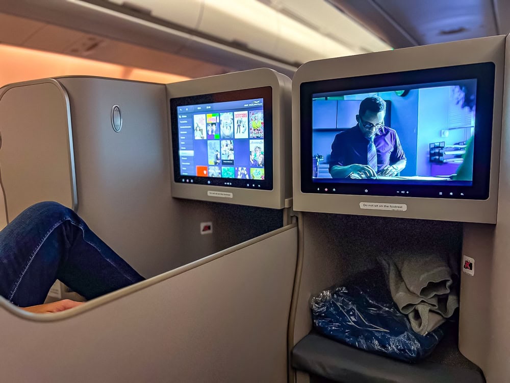 Siège de classe affaires Air Mauritius A330neo avec écrans individuels et espace de rangement visible.