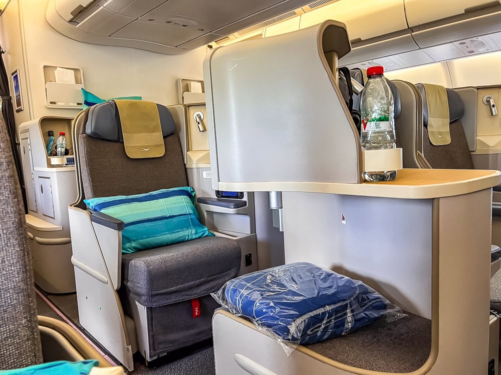 Siège de la classe Affaires Air Mauritius à bord d'un Airbus A330neo, avec oreiller et bouteille d'eau.